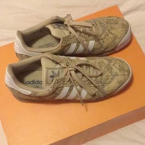 ADIDAS SNEAKERS WORN ONCE